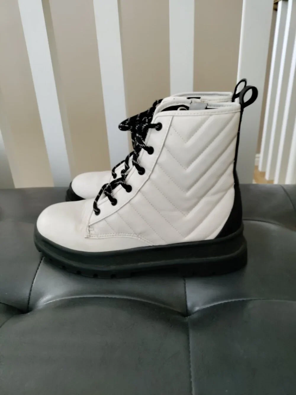 Wonder Nation Ivory Quilted Combat Boots Size 4
